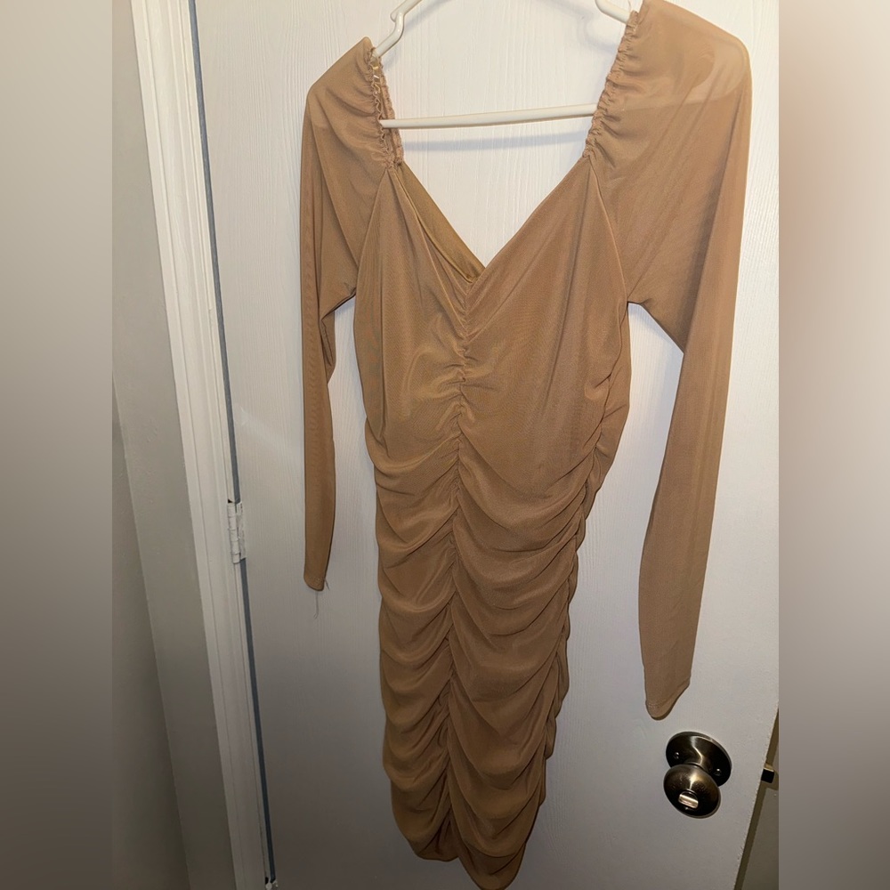 Large Women’s Tan Ruched Dress. Thin Material, Not see through.